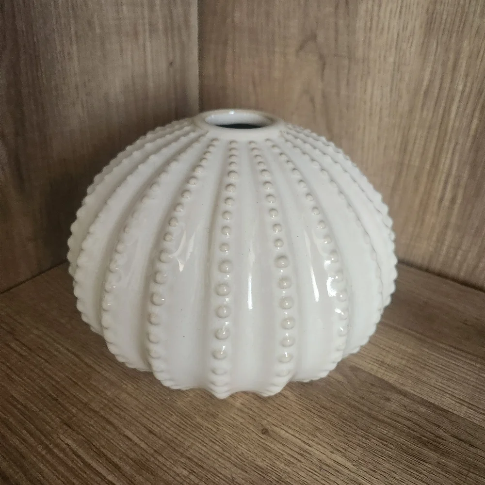 White vase - Picture 1 of 1